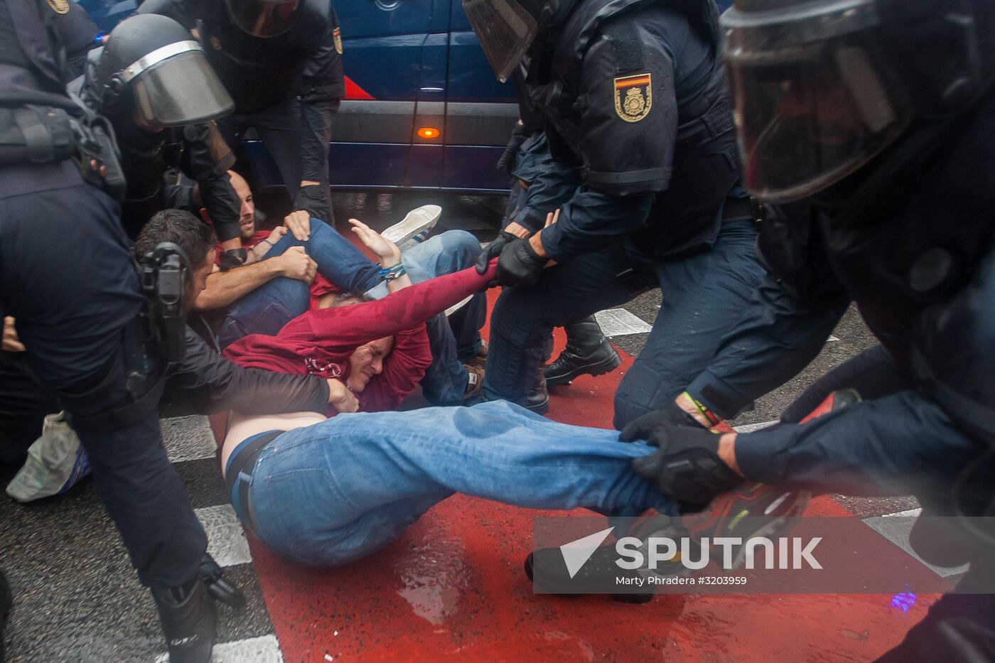 Clashes near polling stations during Catalan independence referendum