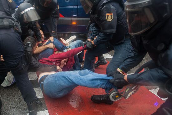 Clashes near polling stations during Catalan independence referendum