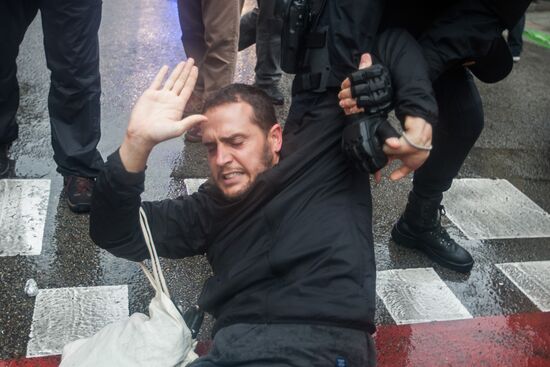 Clashes near polling stations during Catalan independence referendum