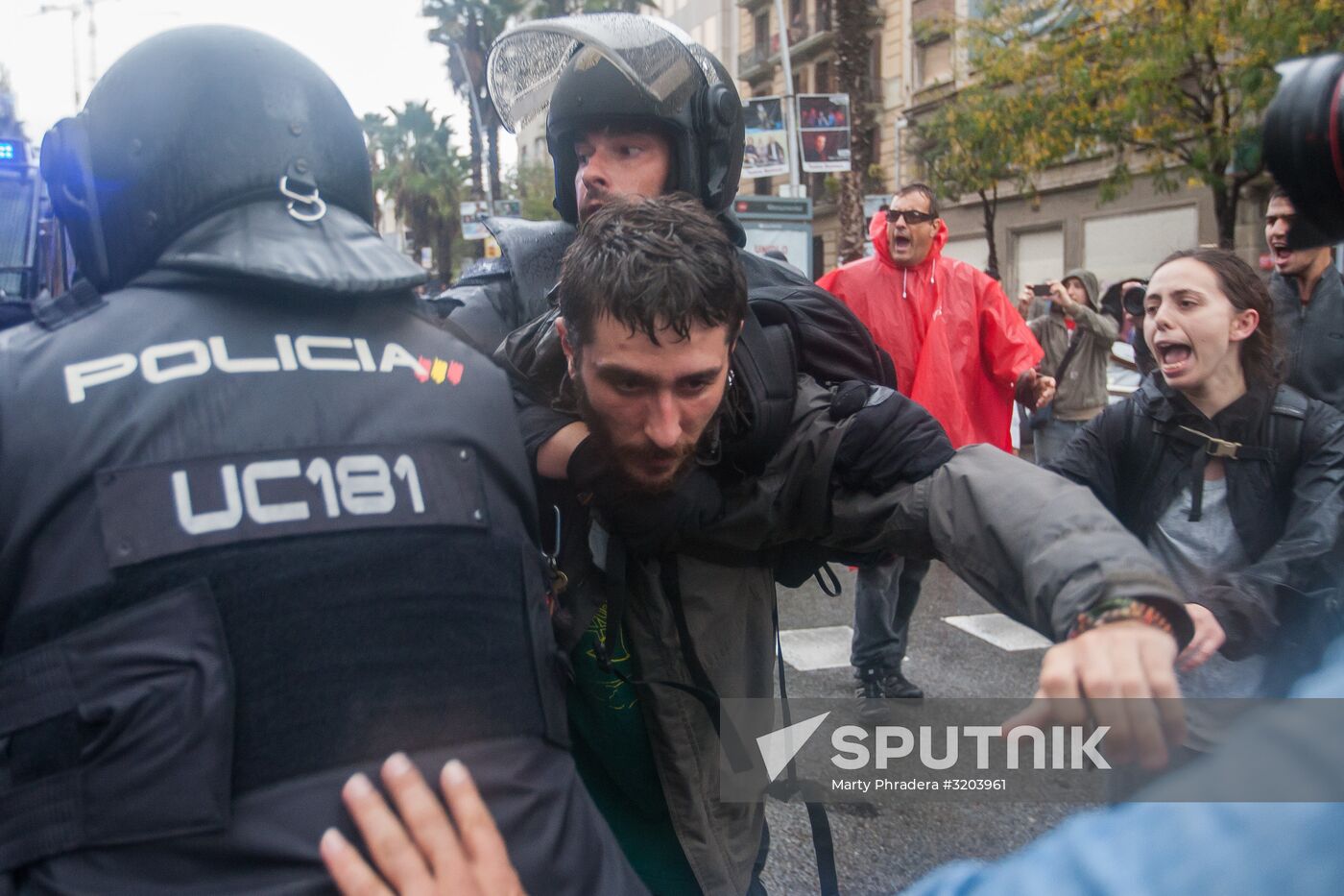 Clashes near polling stations during Catalan independence referendum