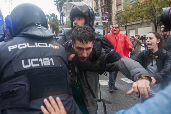 Clashes near polling stations during Catalan independence referendum