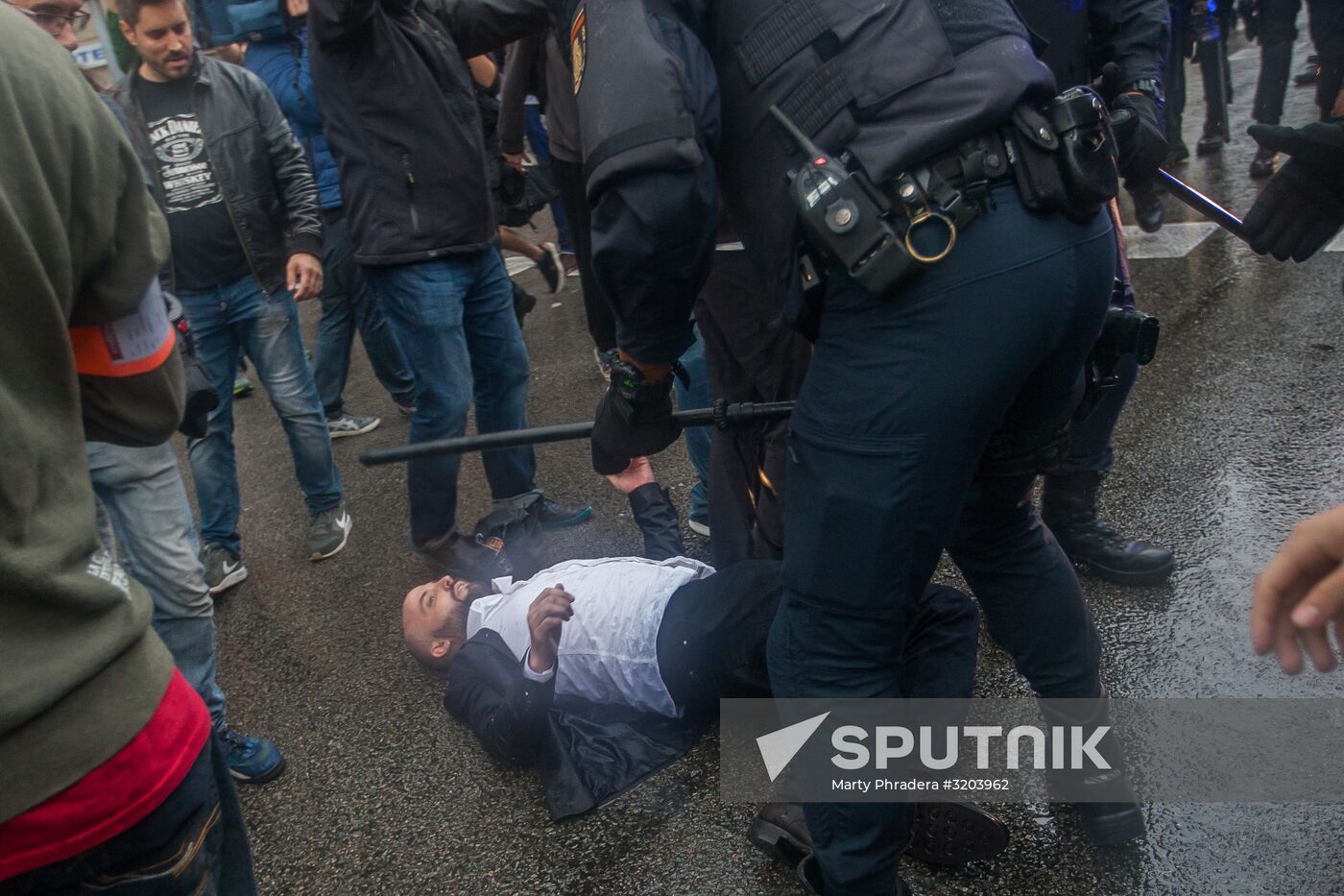 Clashes near polling stations during Catalan independence referendum