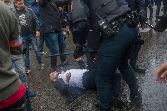 Clashes near polling stations during Catalan independence referendum