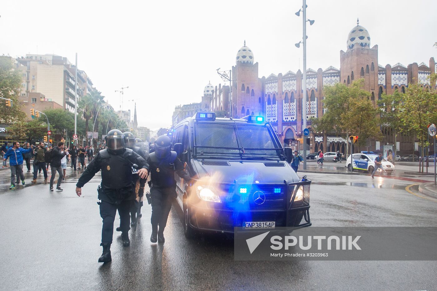 Clashes near polling stations during Catalan independence referendum