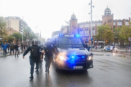 Clashes near polling stations during Catalan independence referendum