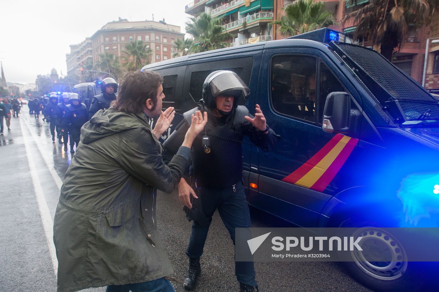 Clashes near polling stations during Catalan independence referendum