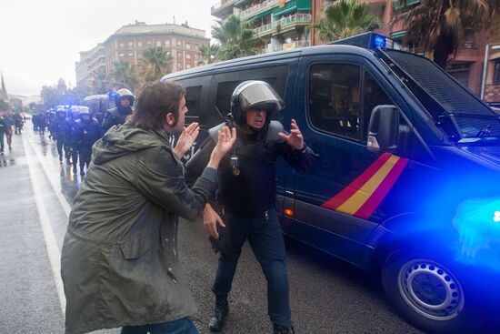 Clashes near polling stations during Catalan independence referendum