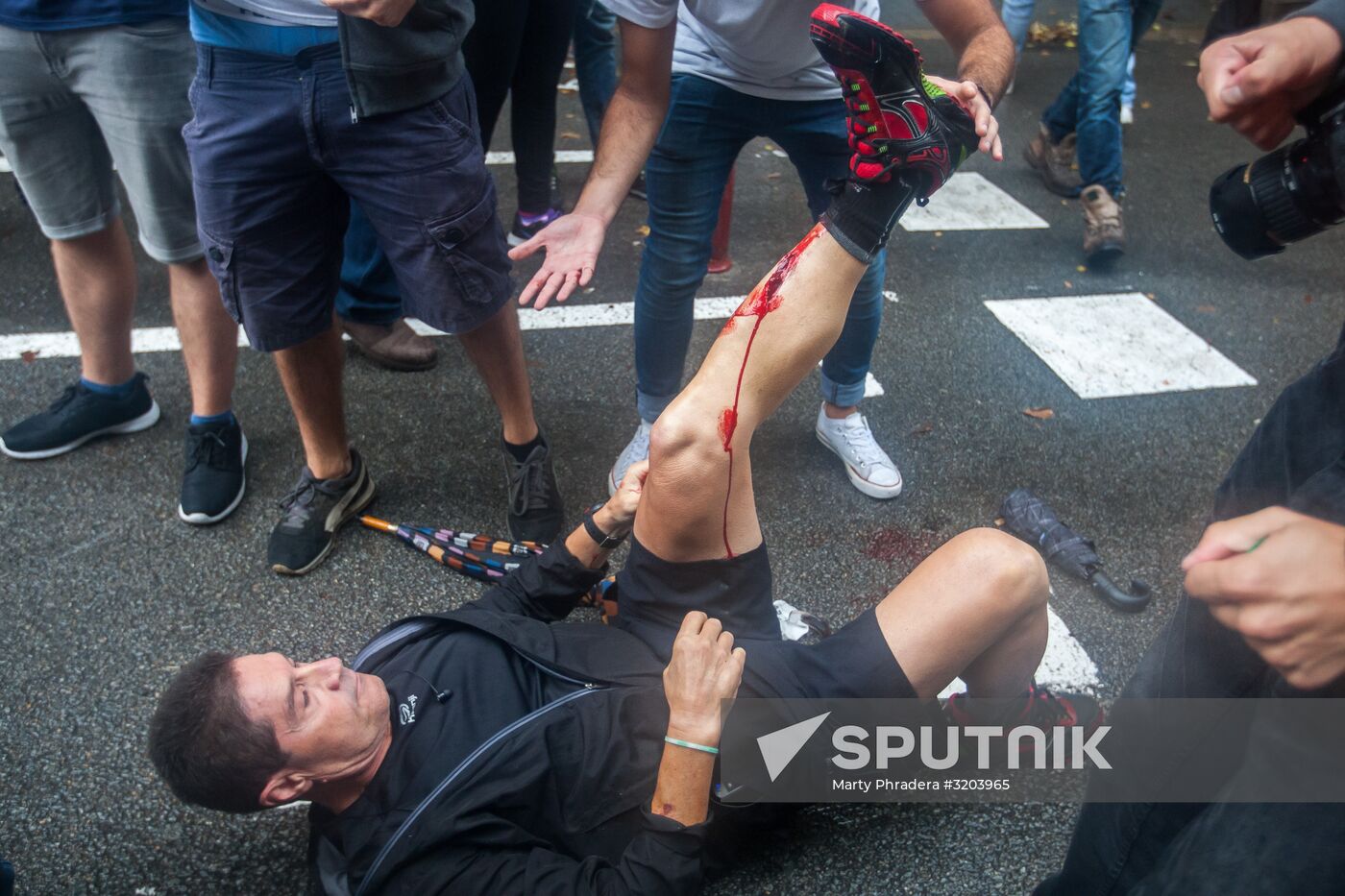 Clashes near polling stations during Catalan independence referendum