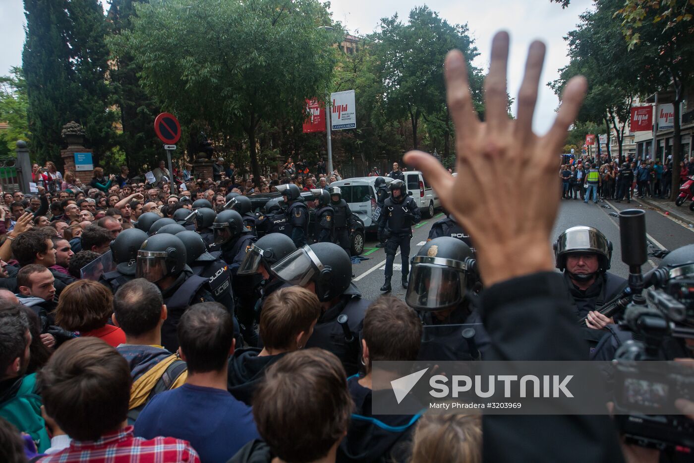 Clashes near polling stations during Catalan independence referendum