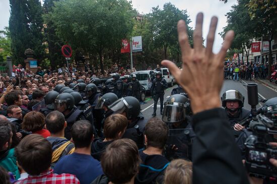 Clashes near polling stations during Catalan independence referendum