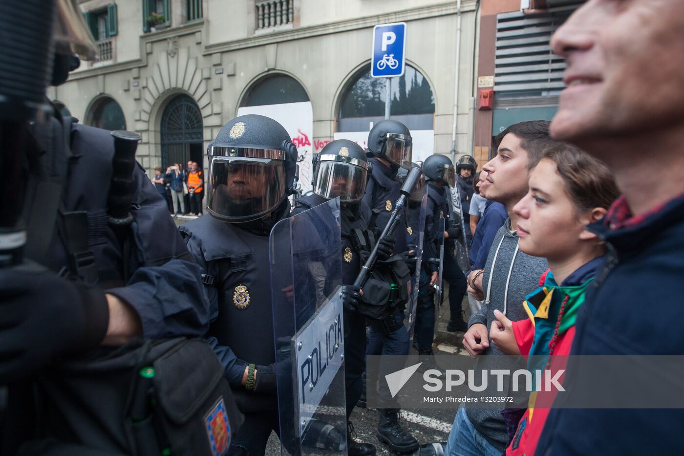 Clashes near polling stations during Catalan independence referendum