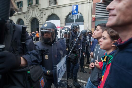 Clashes near polling stations during Catalan independence referendum