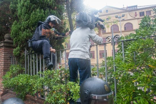 Clashes near polling stations during Catalan independence referendum