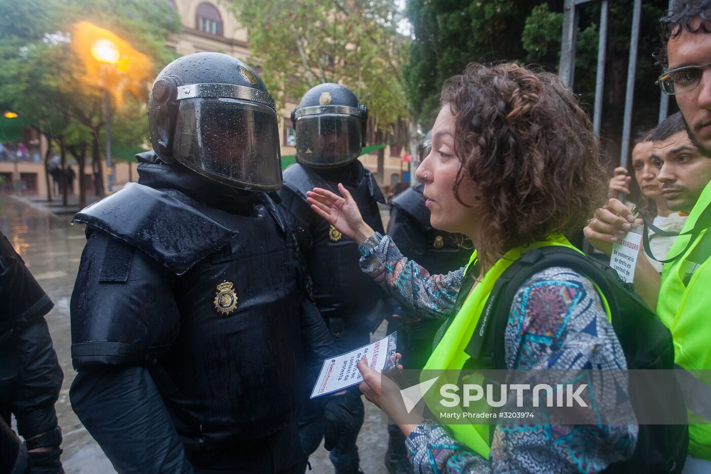 Clashes near polling stations during Catalan independence referendum