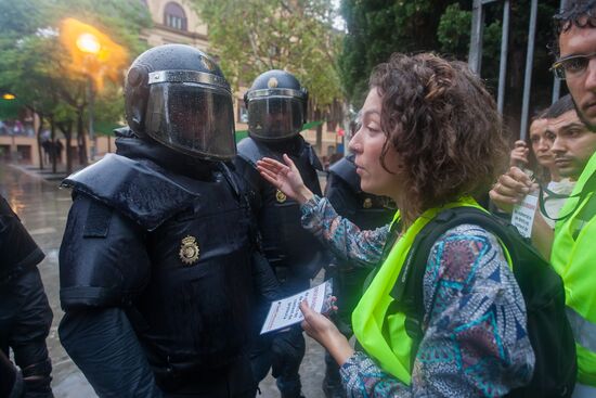 Clashes near polling stations during Catalan independence referendum