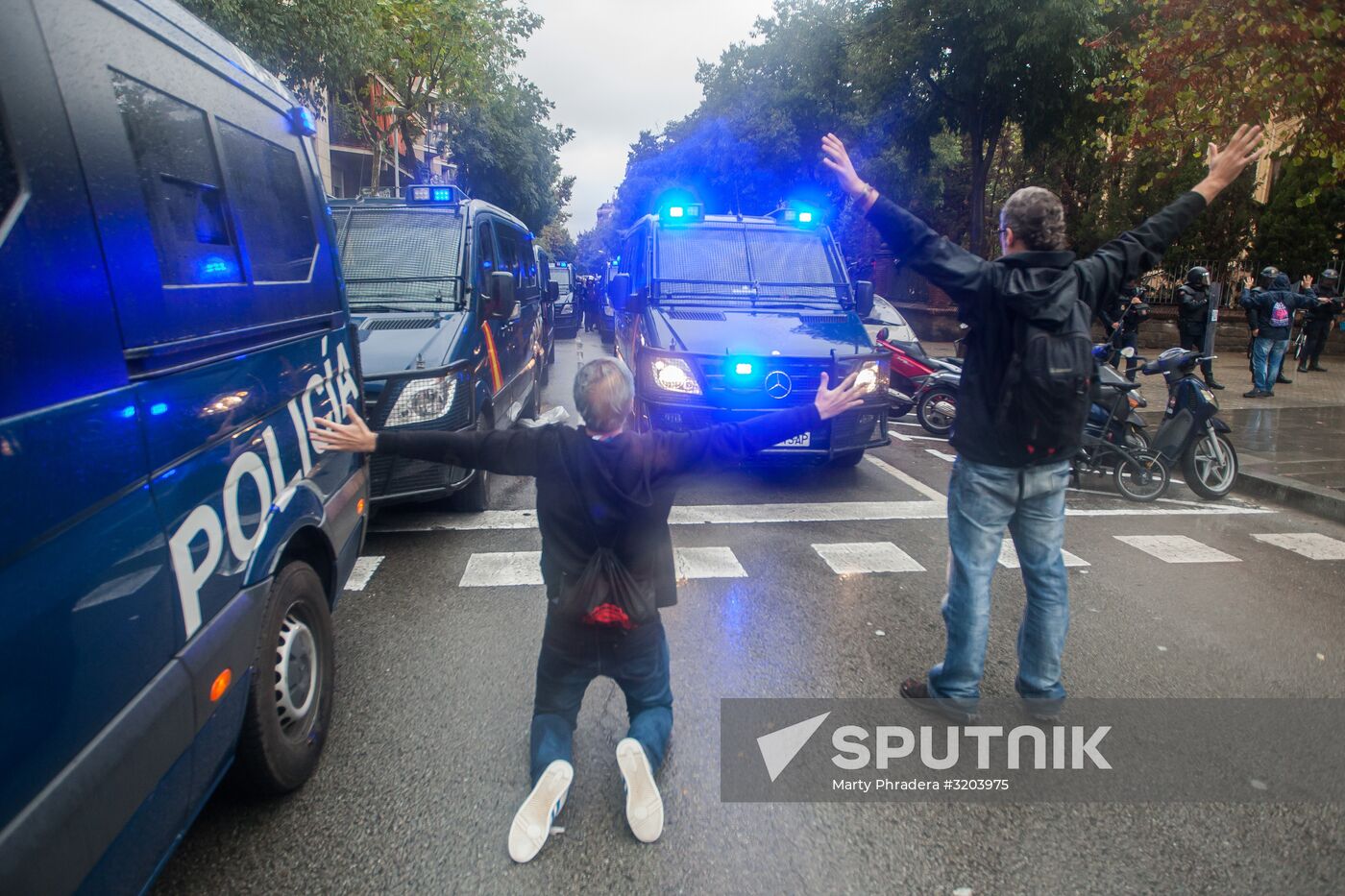 Clashes near polling stations during Catalan independence referendum