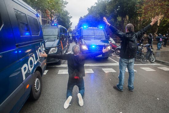 Clashes near polling stations during Catalan independence referendum