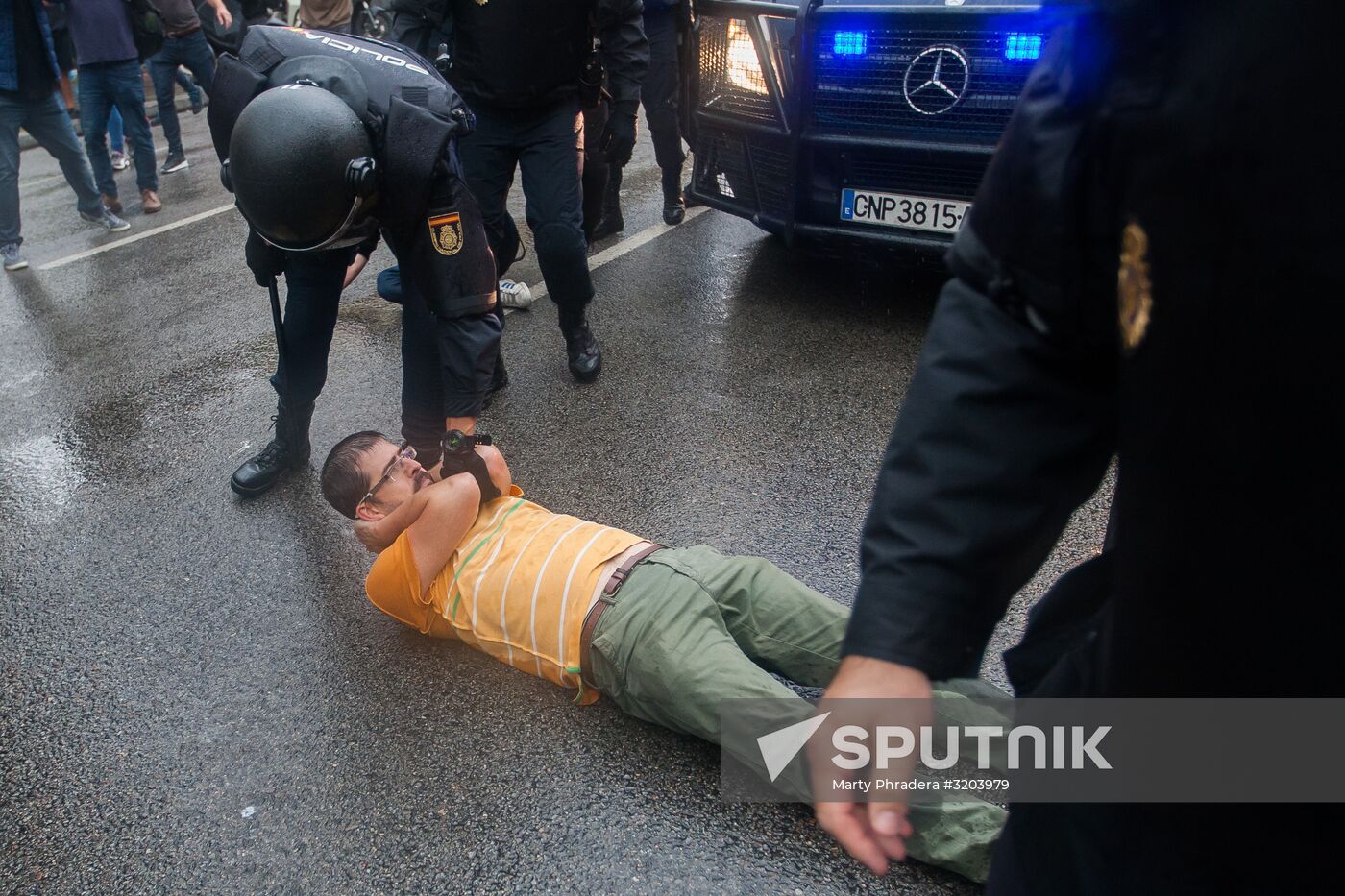 Clashes near polling stations during Catalan independence referendum