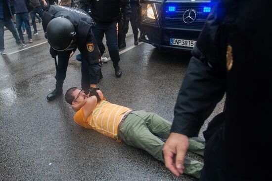 Clashes near polling stations during Catalan independence referendum