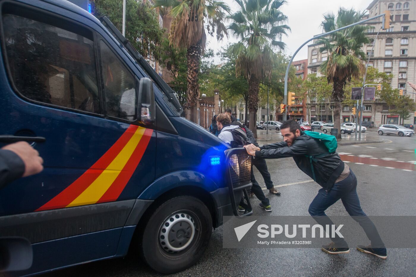 Clashes near polling stations during Catalan independence referendum