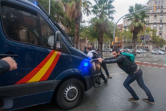 Clashes near polling stations during Catalan independence referendum