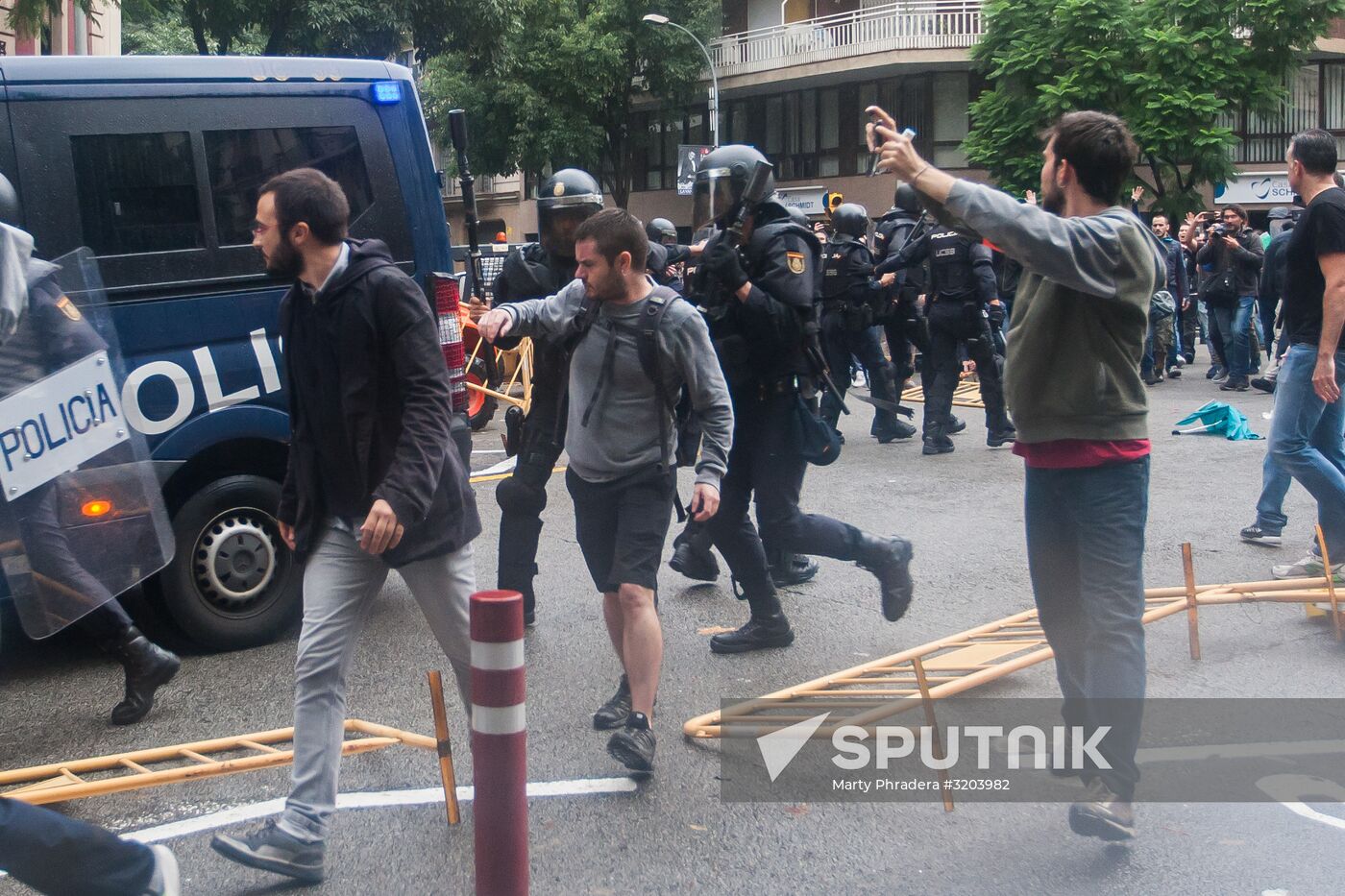 Clashes near polling stations during Catalan independence referendum