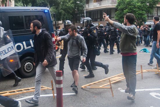 Clashes near polling stations during Catalan independence referendum