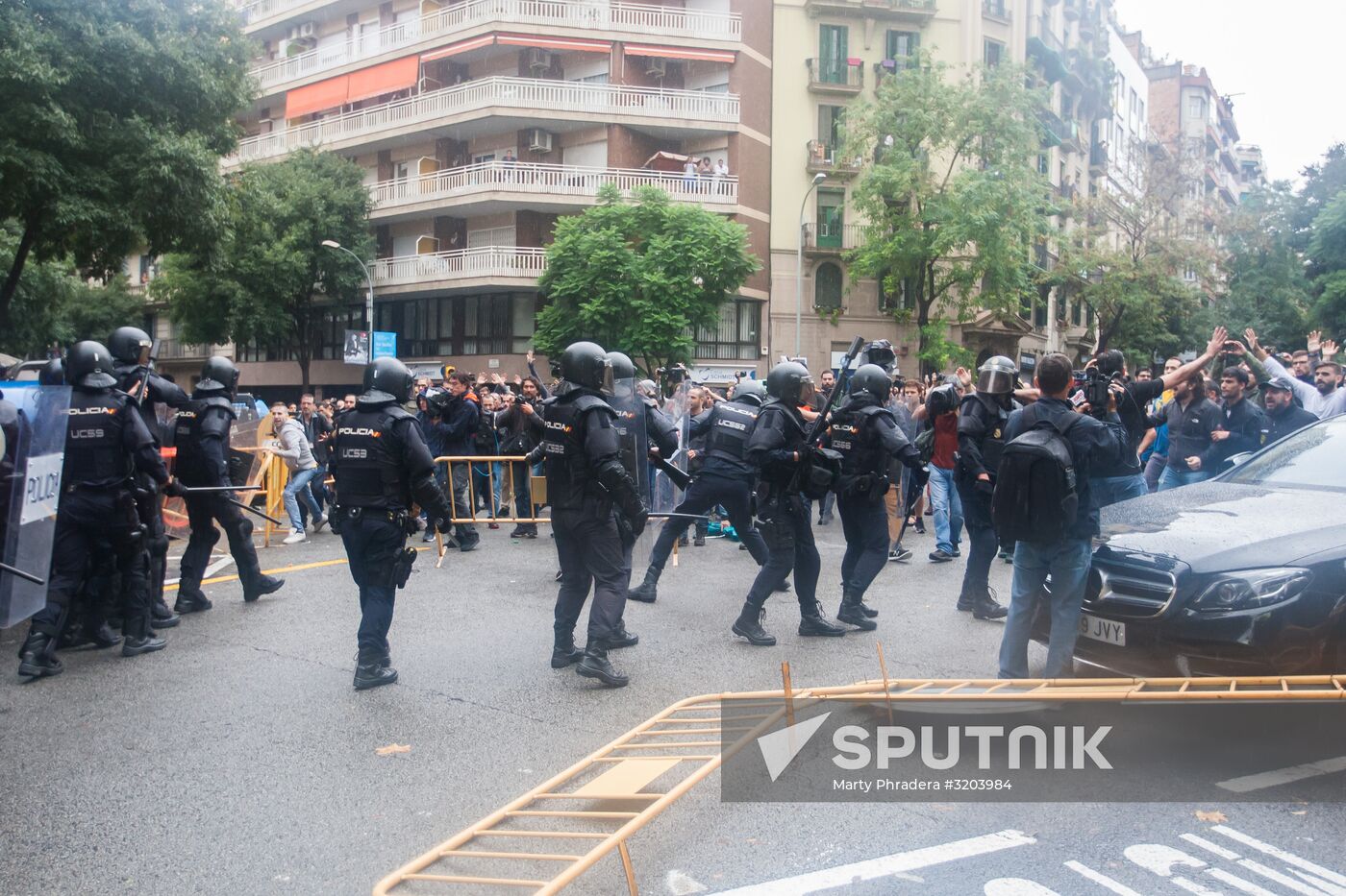 Clashes near polling stations during Catalan independence referendum