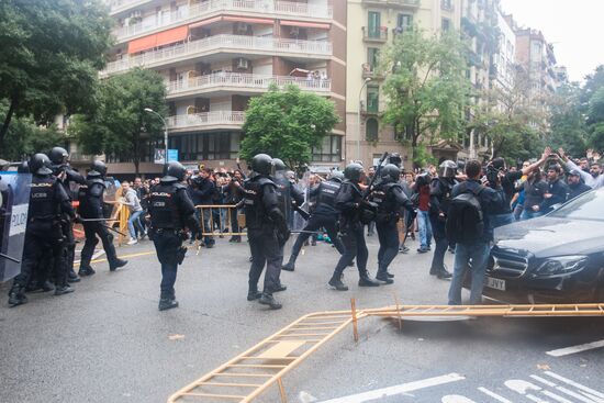 Clashes near polling stations during Catalan independence referendum