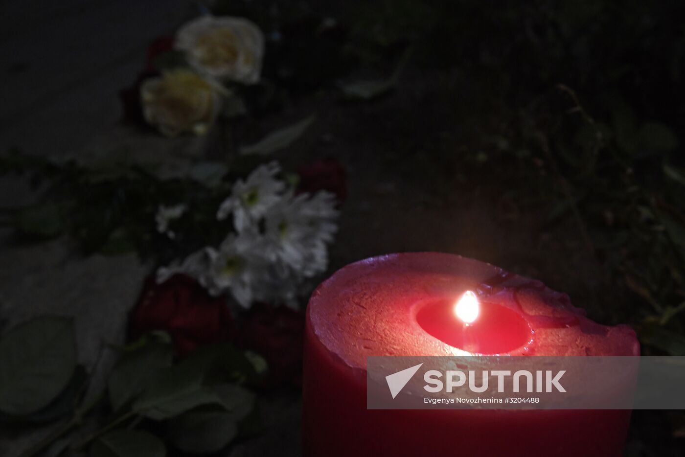 Flowers by US Embassy in Moscow in memory of dead in Las Vegas