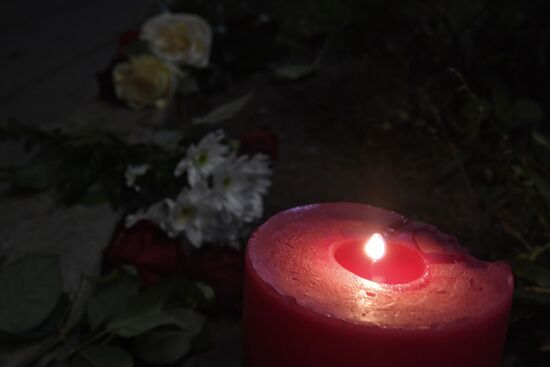 Flowers by US Embassy in Moscow in memory of dead in Las Vegas