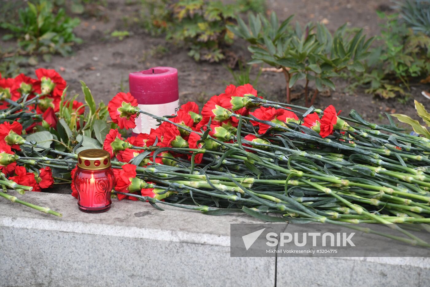 Flowers by US Embassy in Moscow in memory of dead in Las Vegas