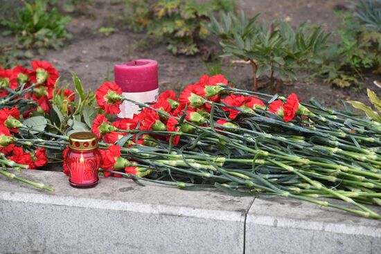 Flowers by US Embassy in Moscow in memory of dead in Las Vegas