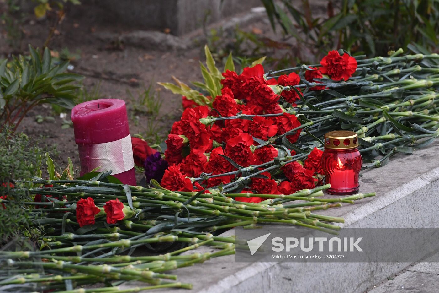 Flowers by US Embassy in Moscow in memory of dead in Las Vegas