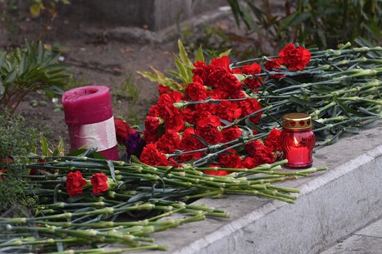 Flowers by US Embassy in Moscow in memory of dead in Las Vegas