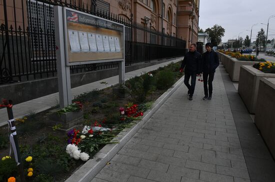 Flowers by US Embassy in Moscow in memory of dead in Las Vegas