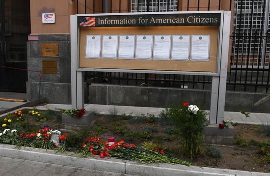 Flowers by US Embassy in Moscow in memory of dead in Las Vegas