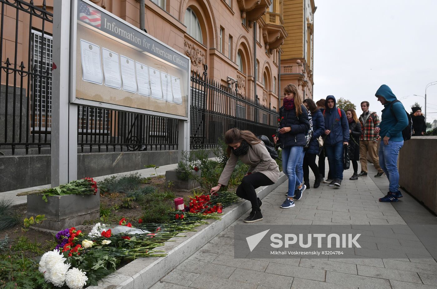Flowers by US Embassy in Moscow in memory of dead in Las Vegas