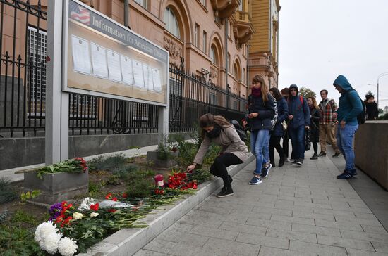 Flowers by US Embassy in Moscow in memory of dead in Las Vegas