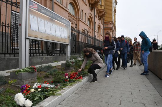 Flowers by US Embassy in Moscow in memory of dead in Las Vegas