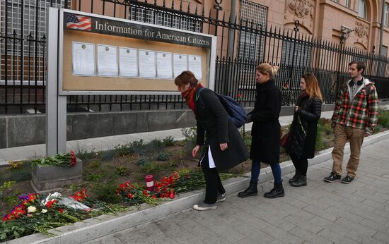 Flowers by US Embassy in Moscow in memory of dead in Las Vegas