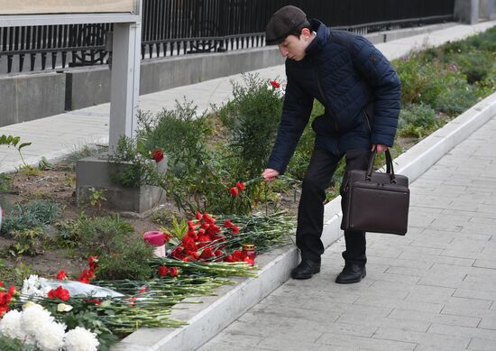 Flowers by US Embassy in Moscow in memory of dead in Las Vegas