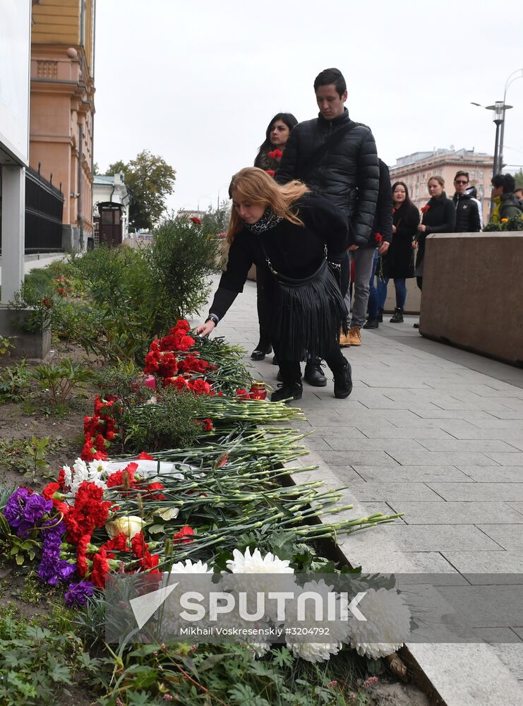 Flowers by US Embassy in Moscow in memory of dead in Las Vegas