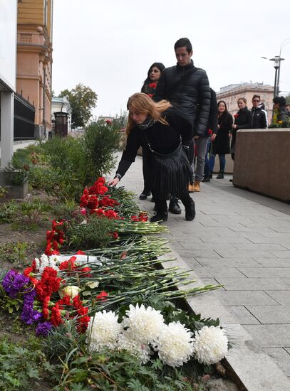 Flowers by US Embassy in Moscow in memory of dead in Las Vegas