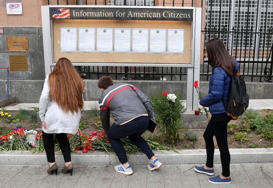 Flowers by US Embassy in Moscow in memory of dead in Las Vegas