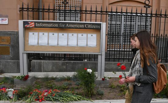 Flowers by US Embassy in Moscow in memory of dead in Las Vegas
