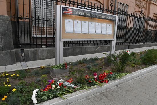 Flowers by US Embassy in Moscow in memory of dead in Las Vegas