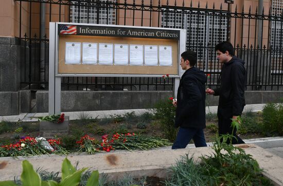 Flowers by US Embassy in Moscow in memory of dead in Las Vegas