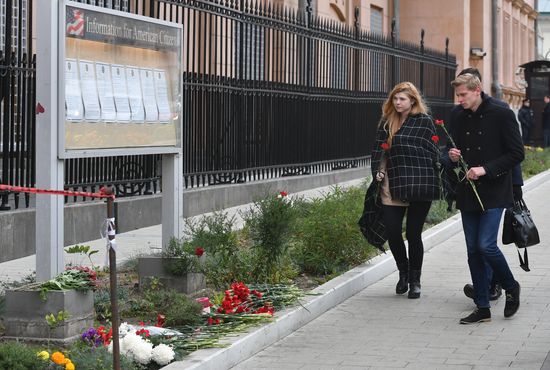 Flowers by US Embassy in Moscow in memory of dead in Las Vegas