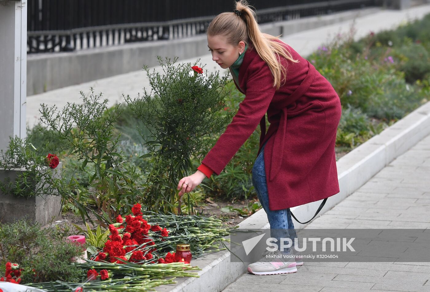 Flowers by US Embassy in Moscow in memory of dead in Las Vegas